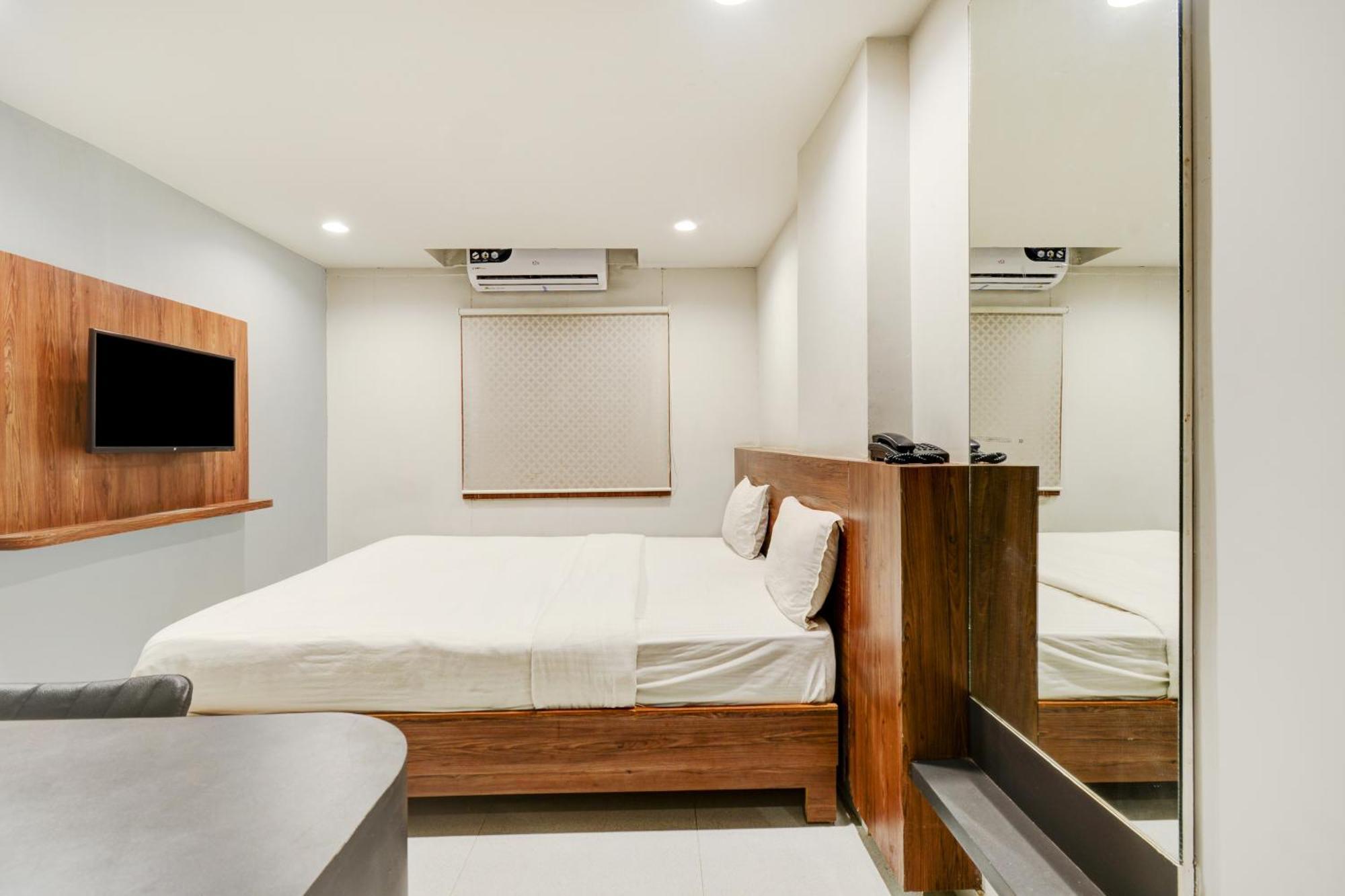 Hotel Desert Inn Tharad Ngoại thất bức ảnh