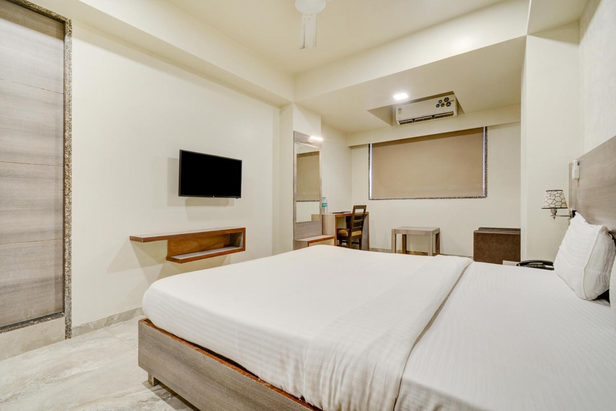 Hotel Desert Inn Tharad Ngoại thất bức ảnh