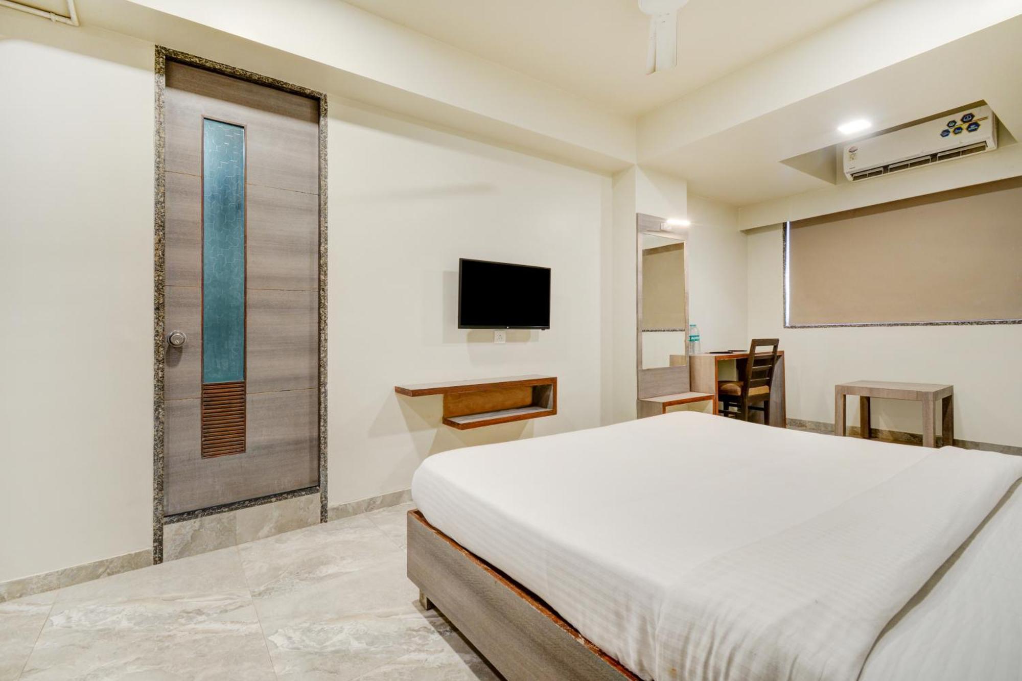 Hotel Desert Inn Tharad Ngoại thất bức ảnh