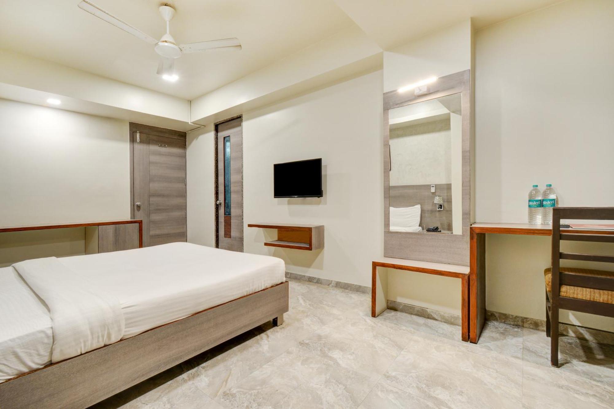 Hotel Desert Inn Tharad Ngoại thất bức ảnh