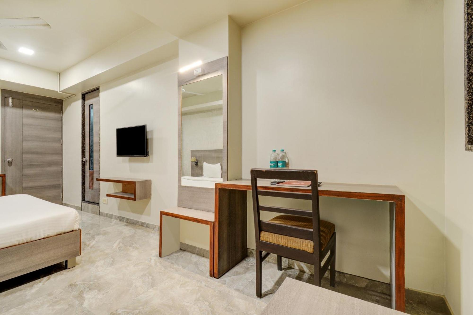 Hotel Desert Inn Tharad Ngoại thất bức ảnh