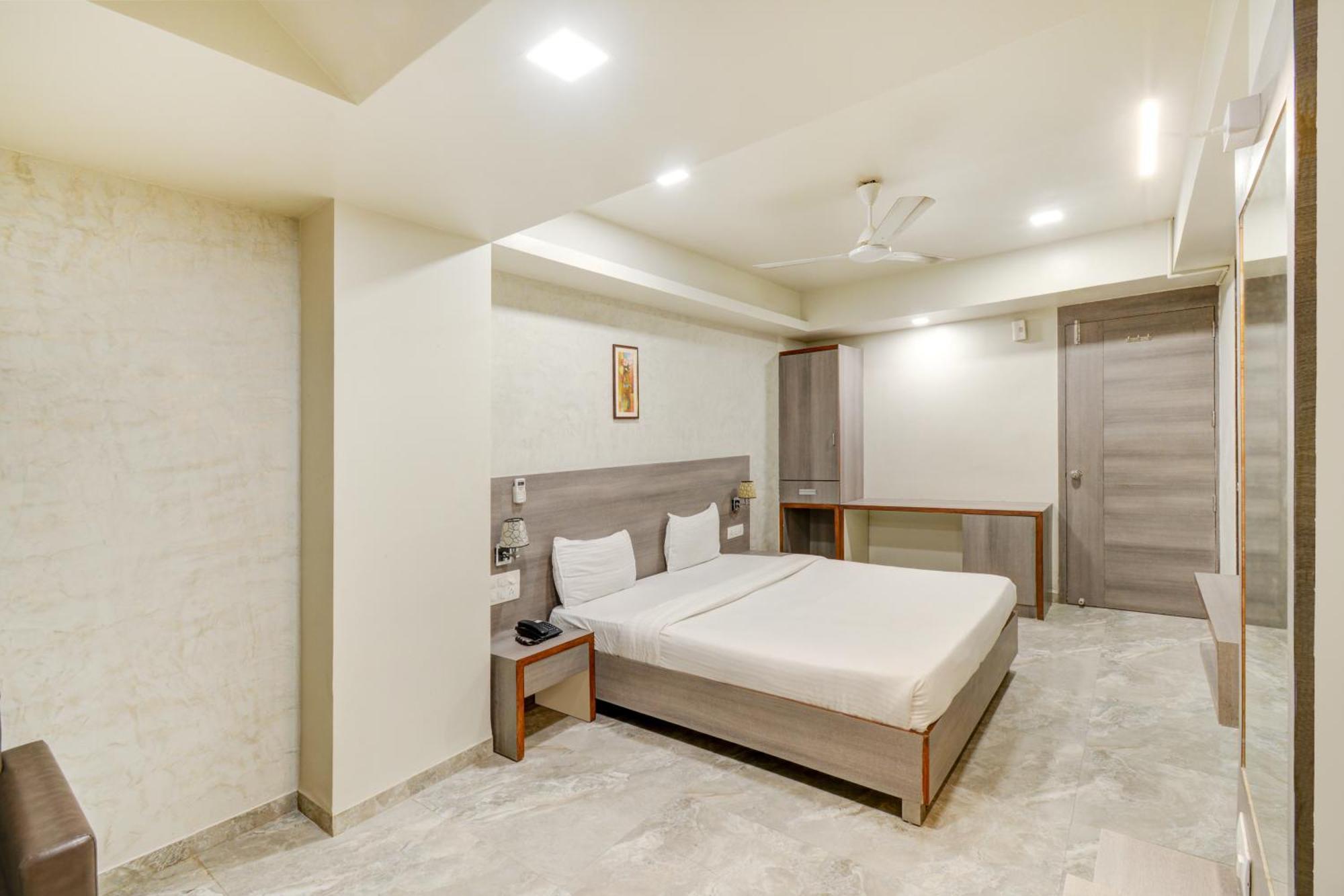 Hotel Desert Inn Tharad Ngoại thất bức ảnh