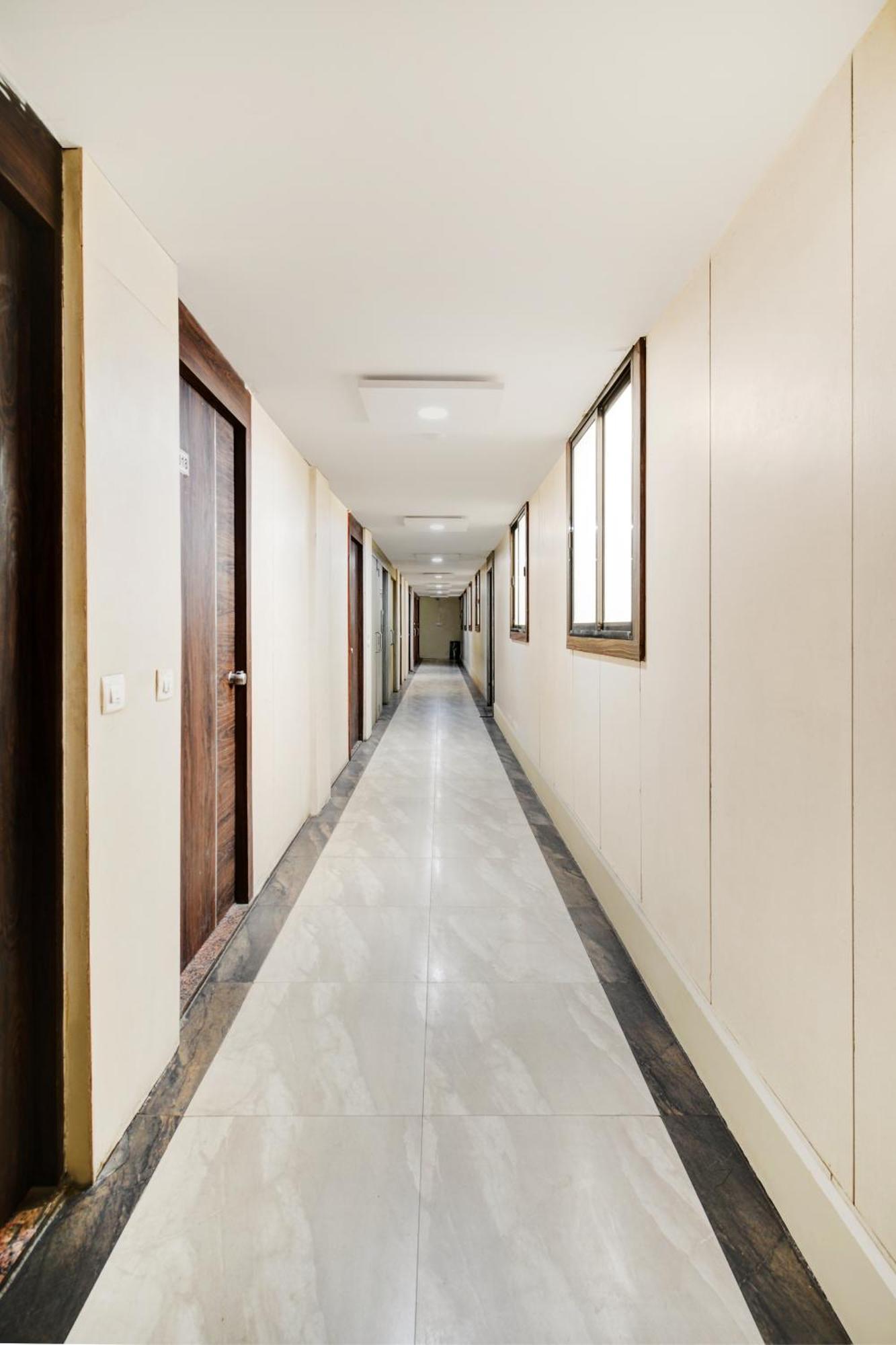 Hotel Desert Inn Tharad Ngoại thất bức ảnh
