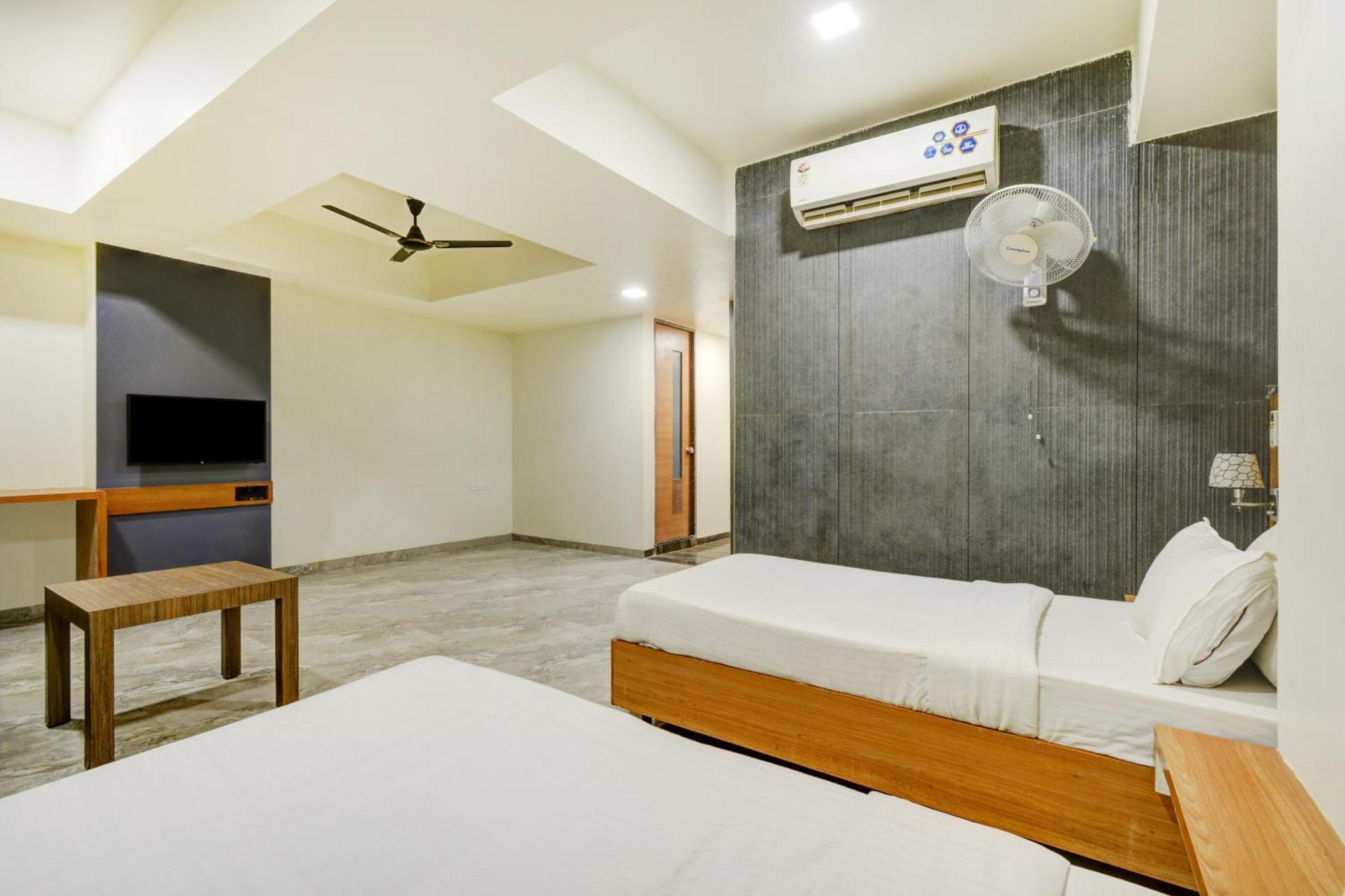 Hotel Desert Inn Tharad Ngoại thất bức ảnh