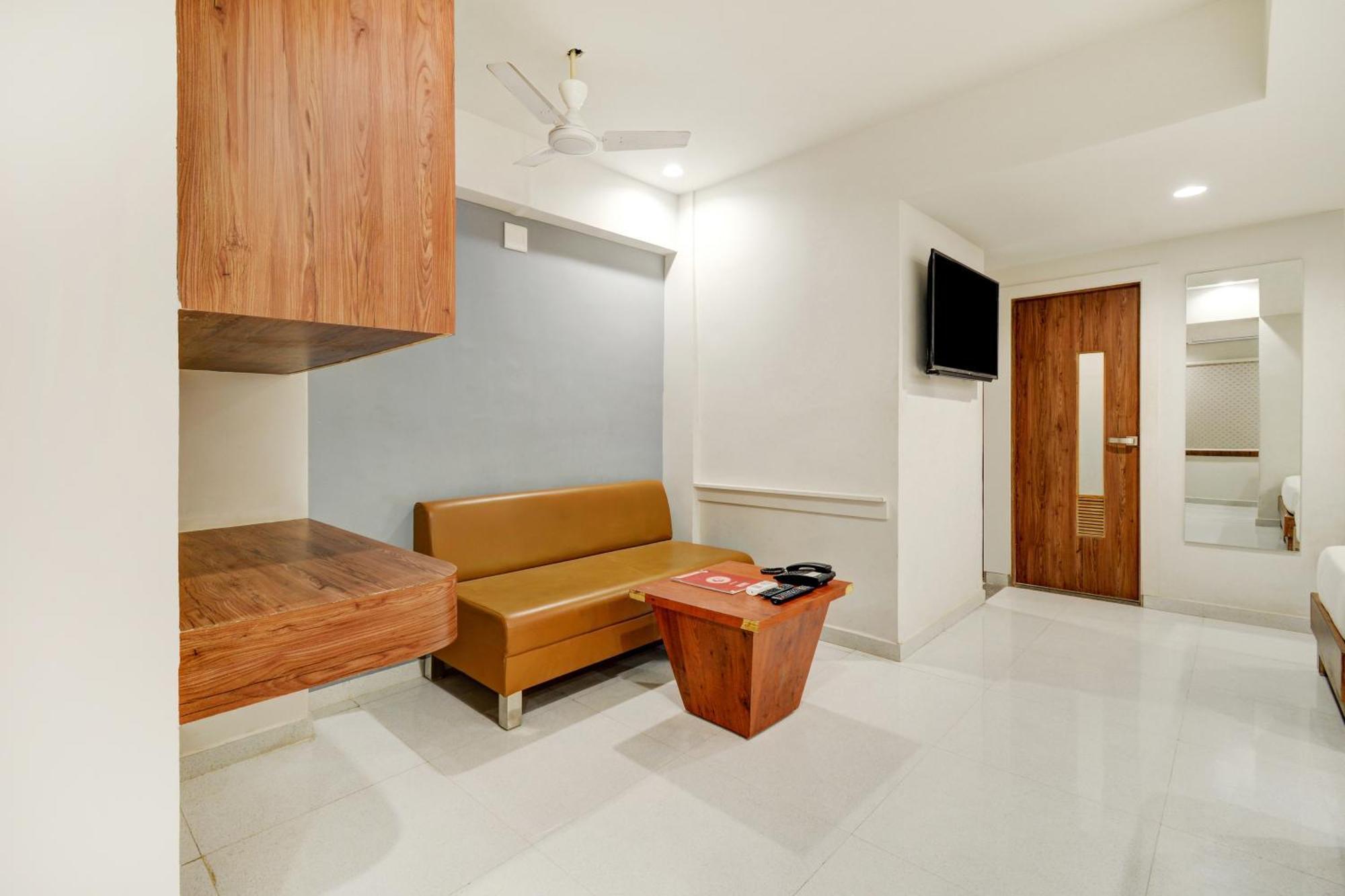 Hotel Desert Inn Tharad Ngoại thất bức ảnh
