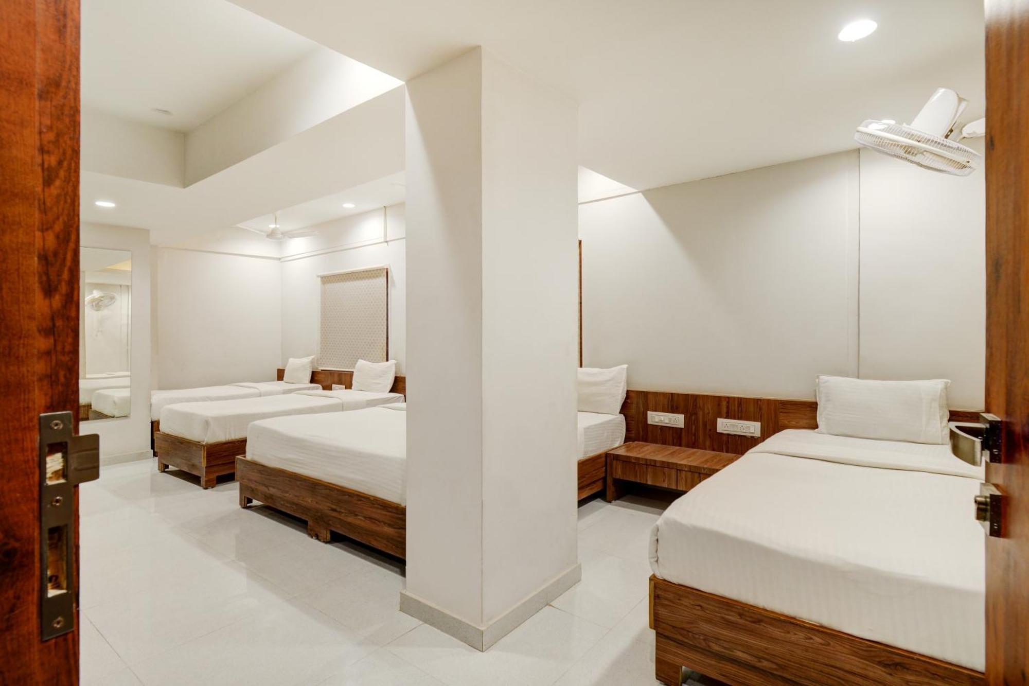 Hotel Desert Inn Tharad Ngoại thất bức ảnh