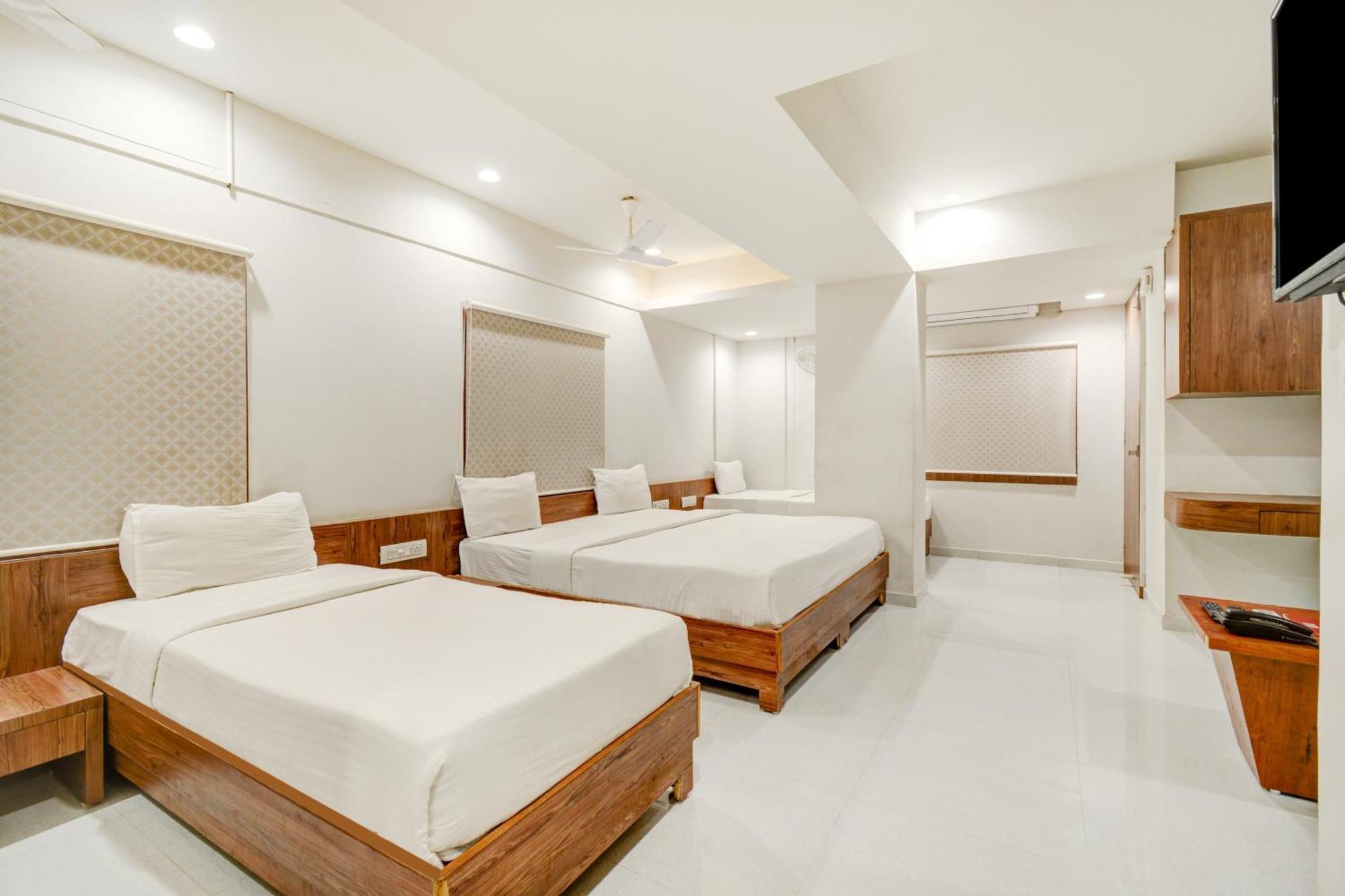 Hotel Desert Inn Tharad Ngoại thất bức ảnh