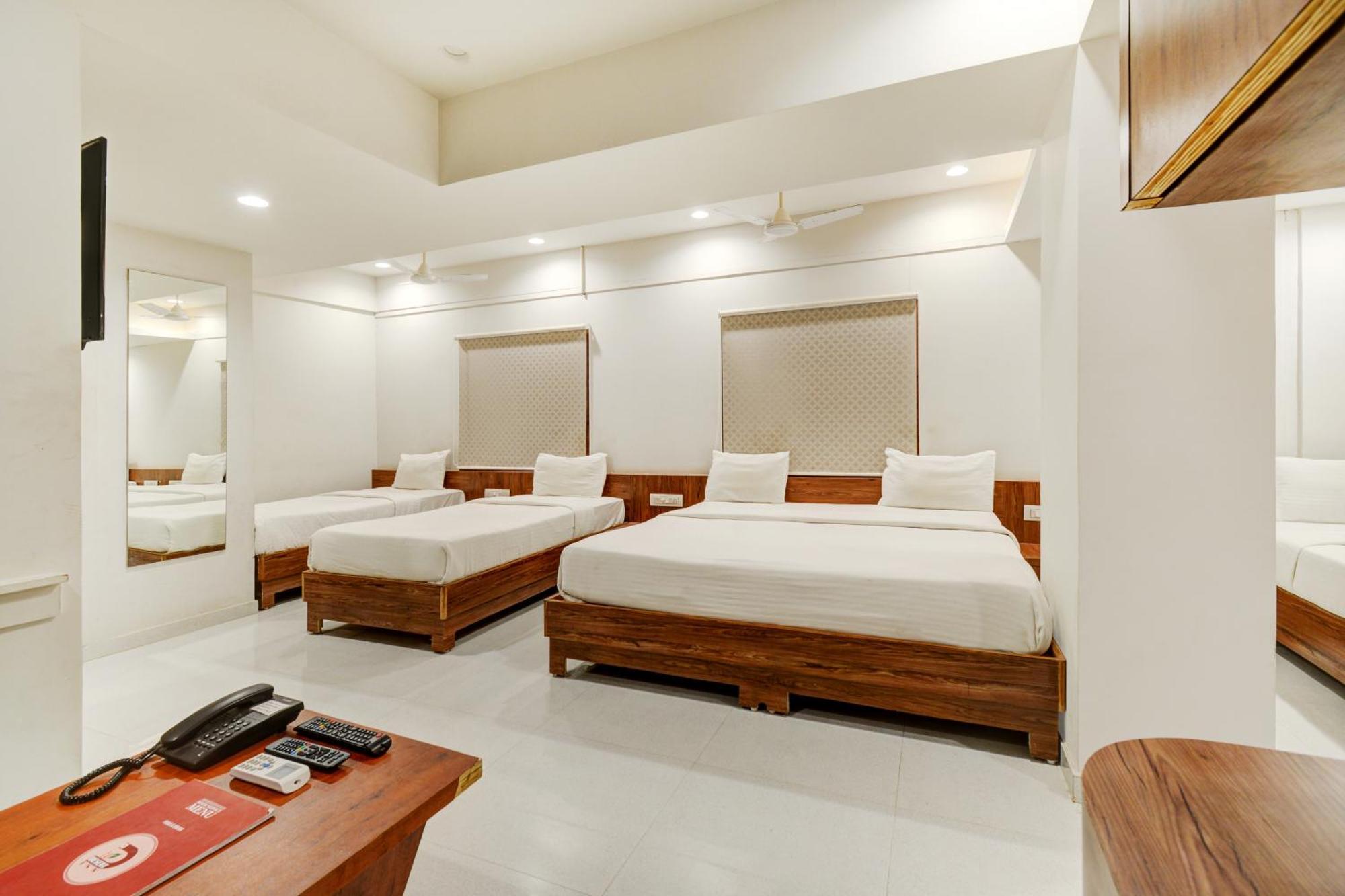 Hotel Desert Inn Tharad Ngoại thất bức ảnh