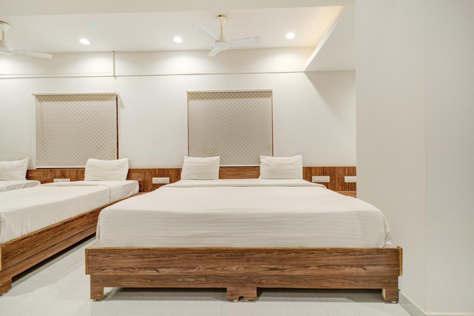 Hotel Desert Inn Tharad Ngoại thất bức ảnh