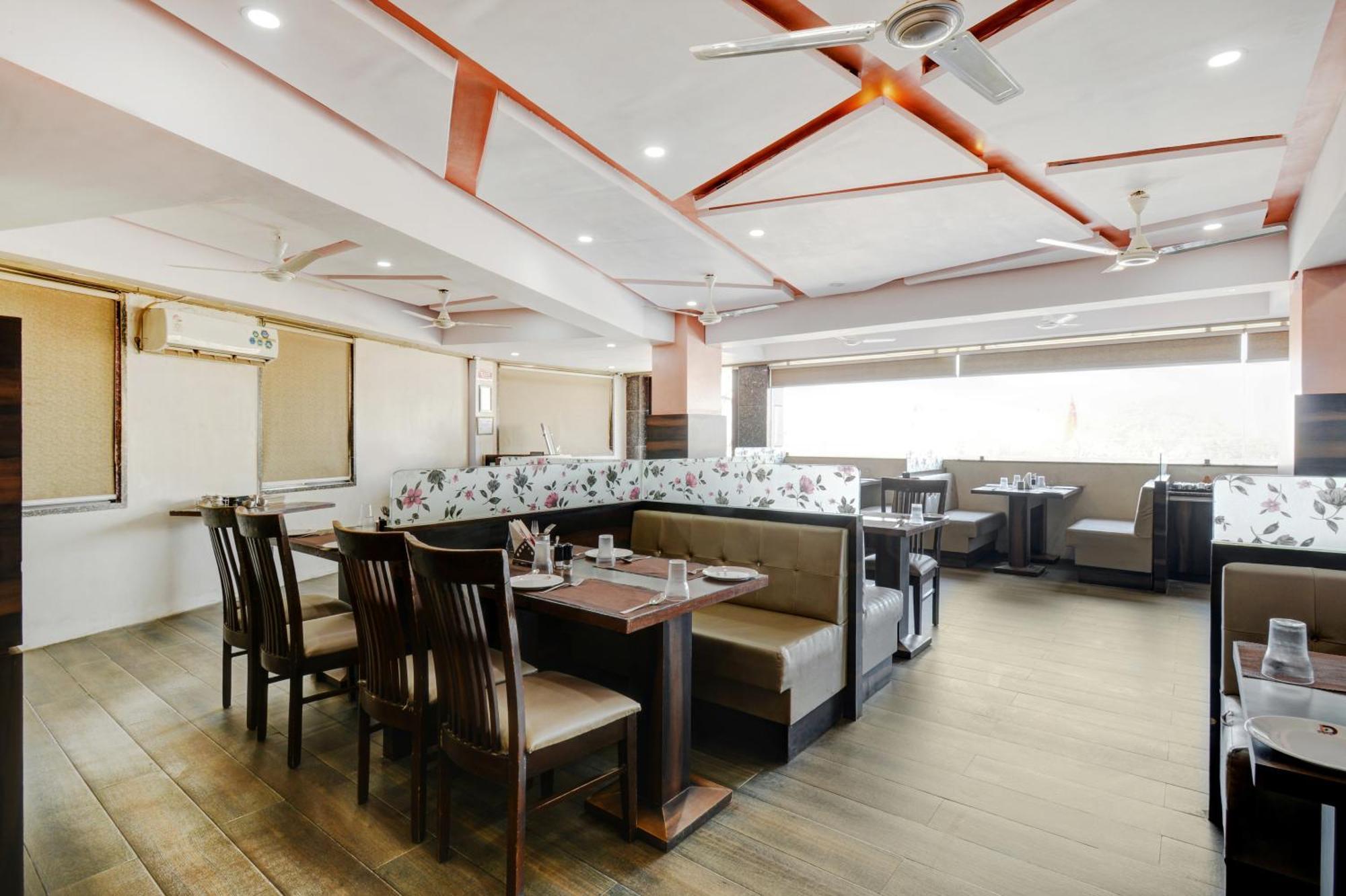 Hotel Desert Inn Tharad Ngoại thất bức ảnh