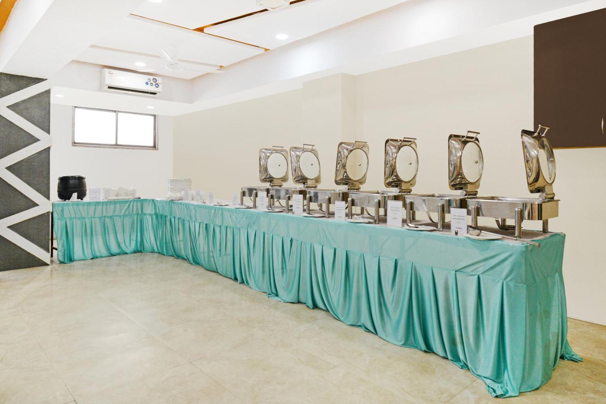 Hotel Desert Inn Tharad Ngoại thất bức ảnh