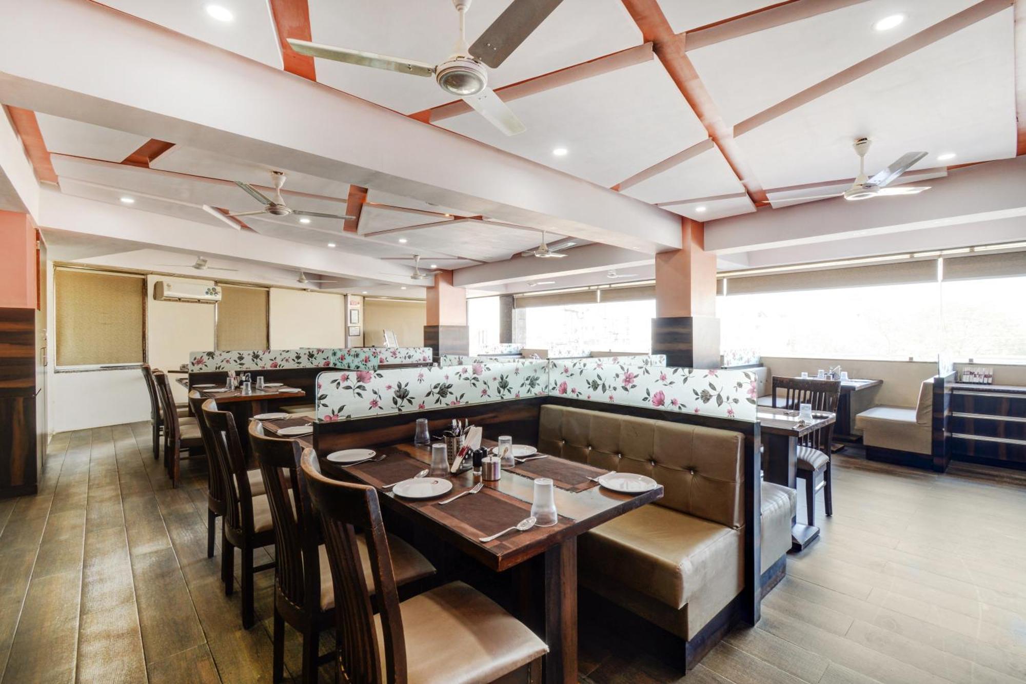 Hotel Desert Inn Tharad Ngoại thất bức ảnh