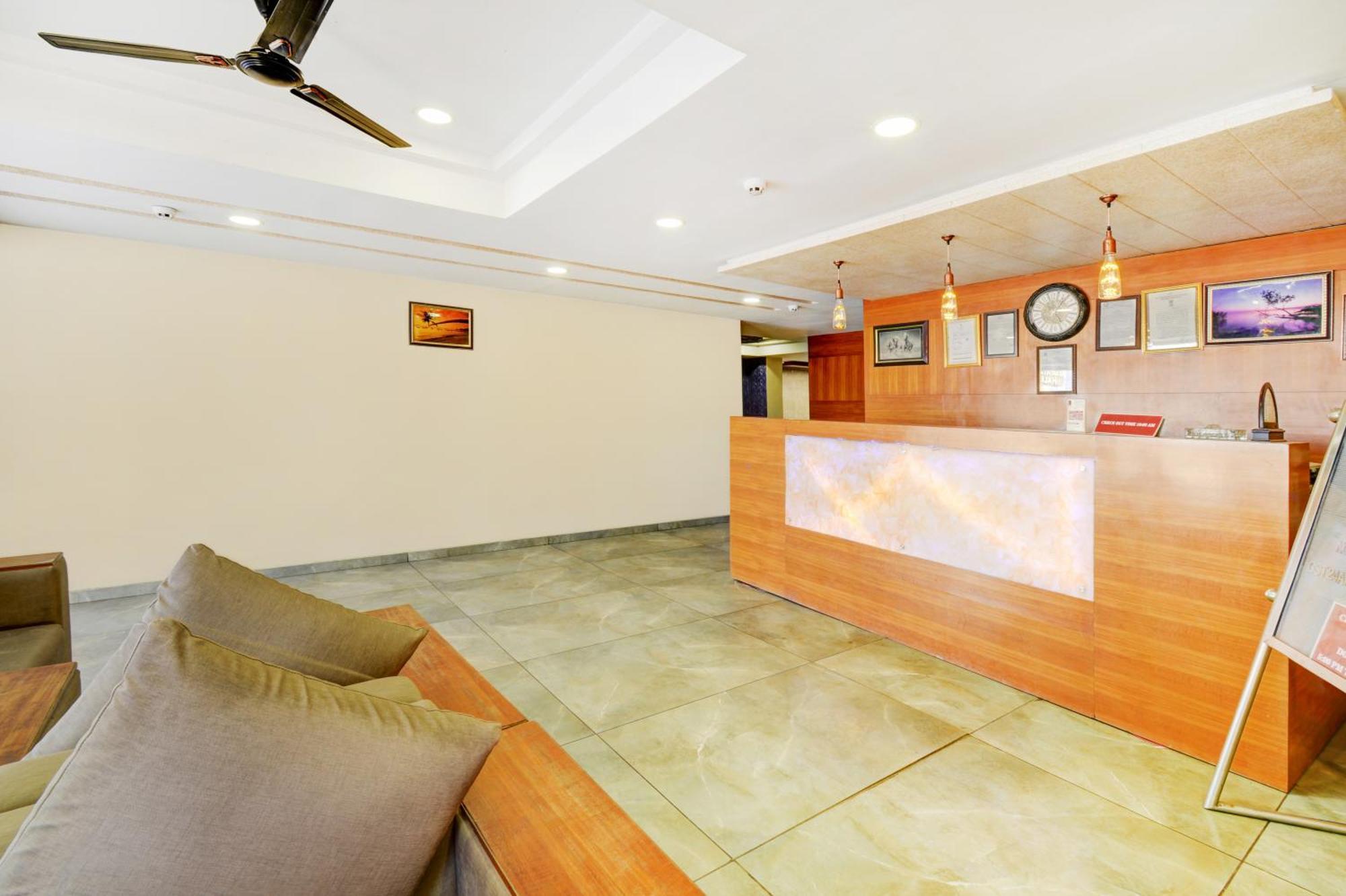 Hotel Desert Inn Tharad Ngoại thất bức ảnh