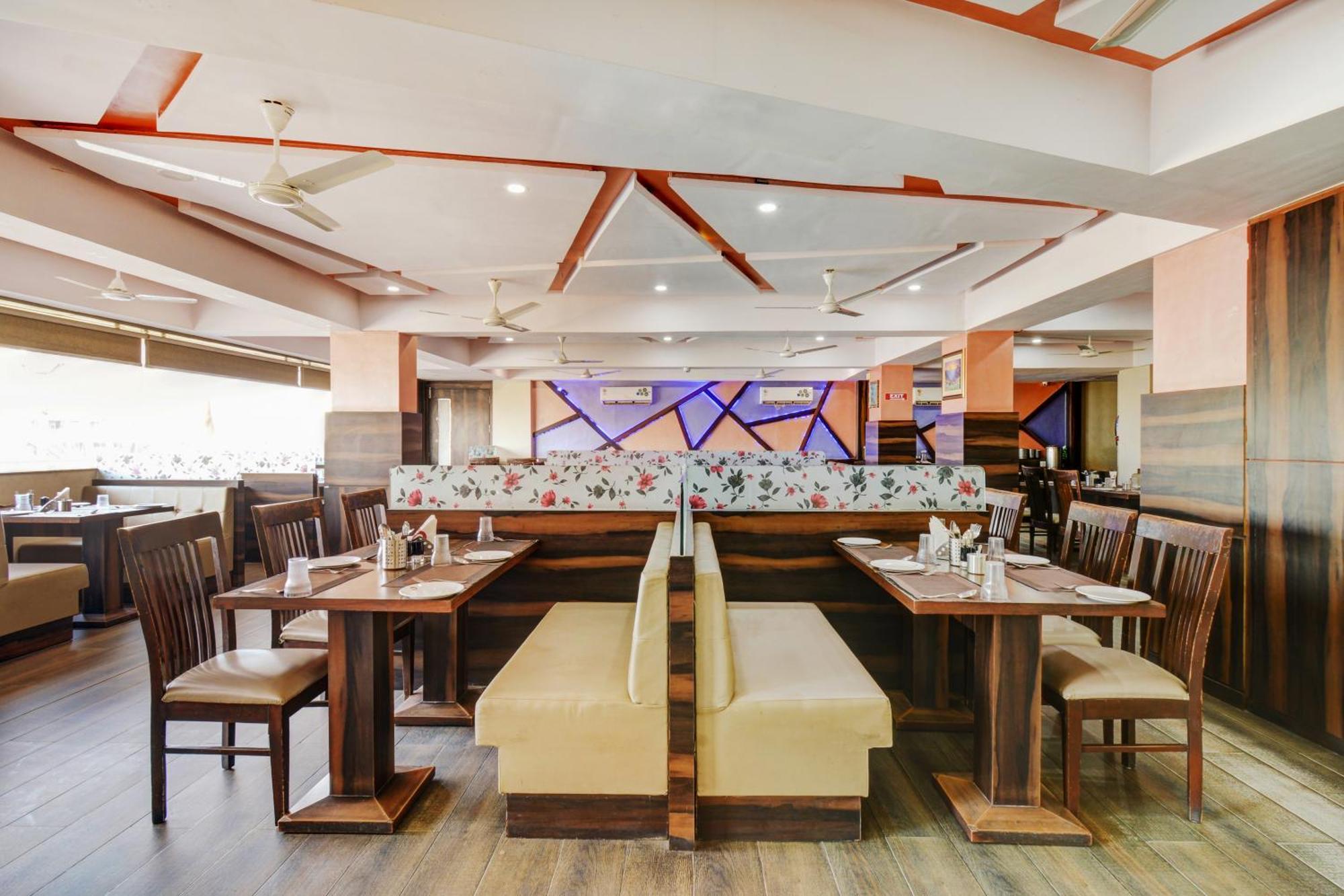 Hotel Desert Inn Tharad Ngoại thất bức ảnh