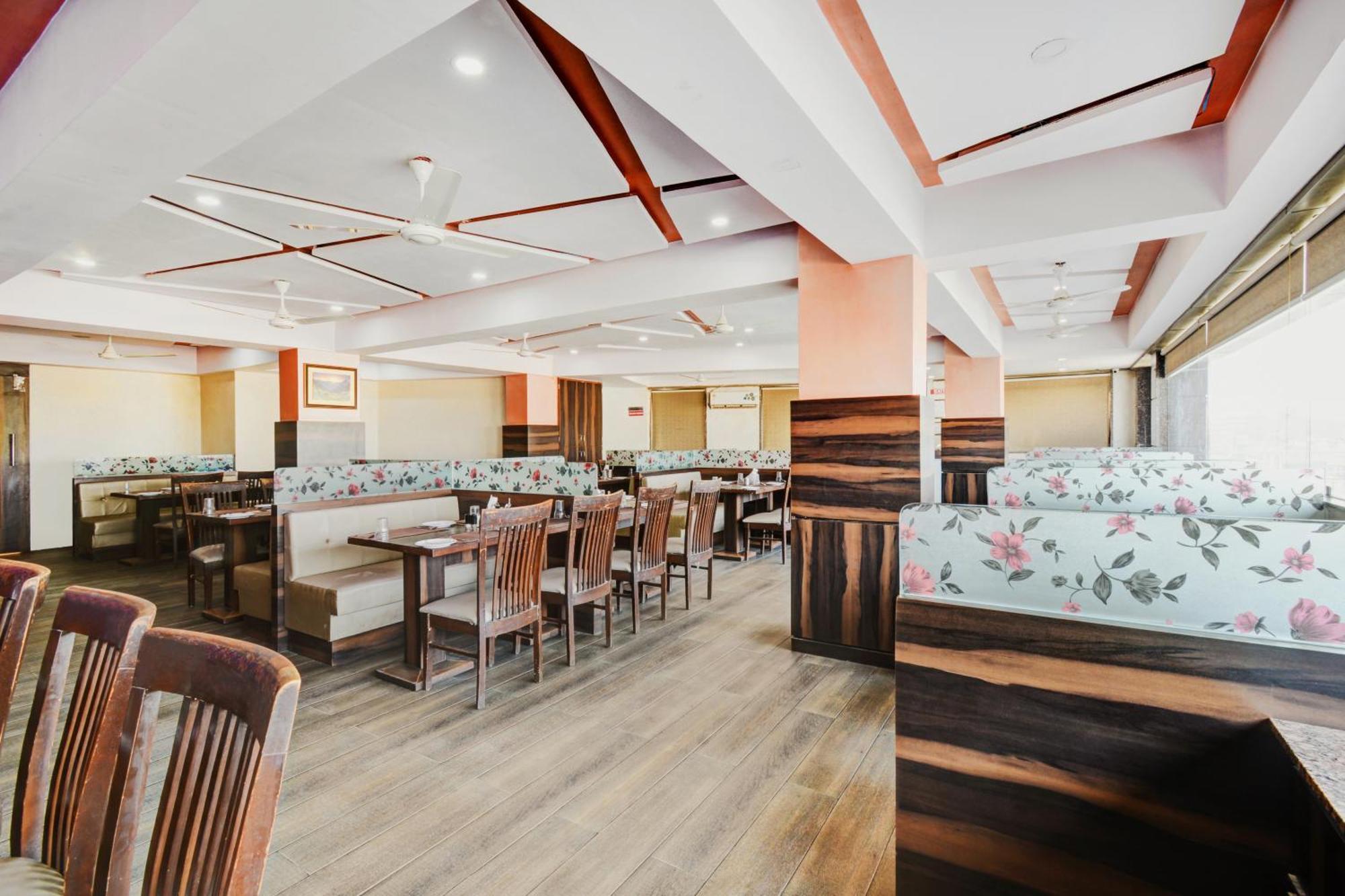 Hotel Desert Inn Tharad Ngoại thất bức ảnh