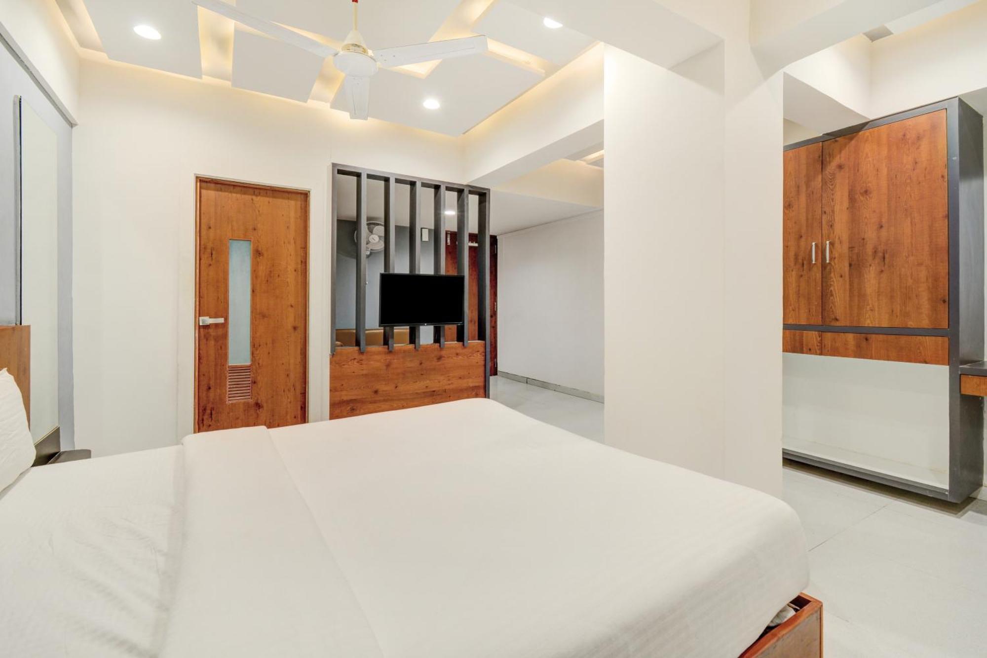 Hotel Desert Inn Tharad Ngoại thất bức ảnh