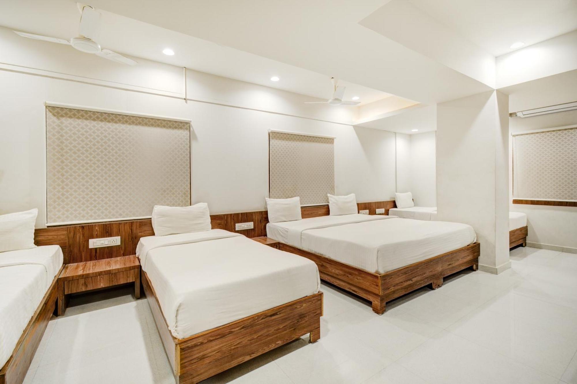 Hotel Desert Inn Tharad Ngoại thất bức ảnh