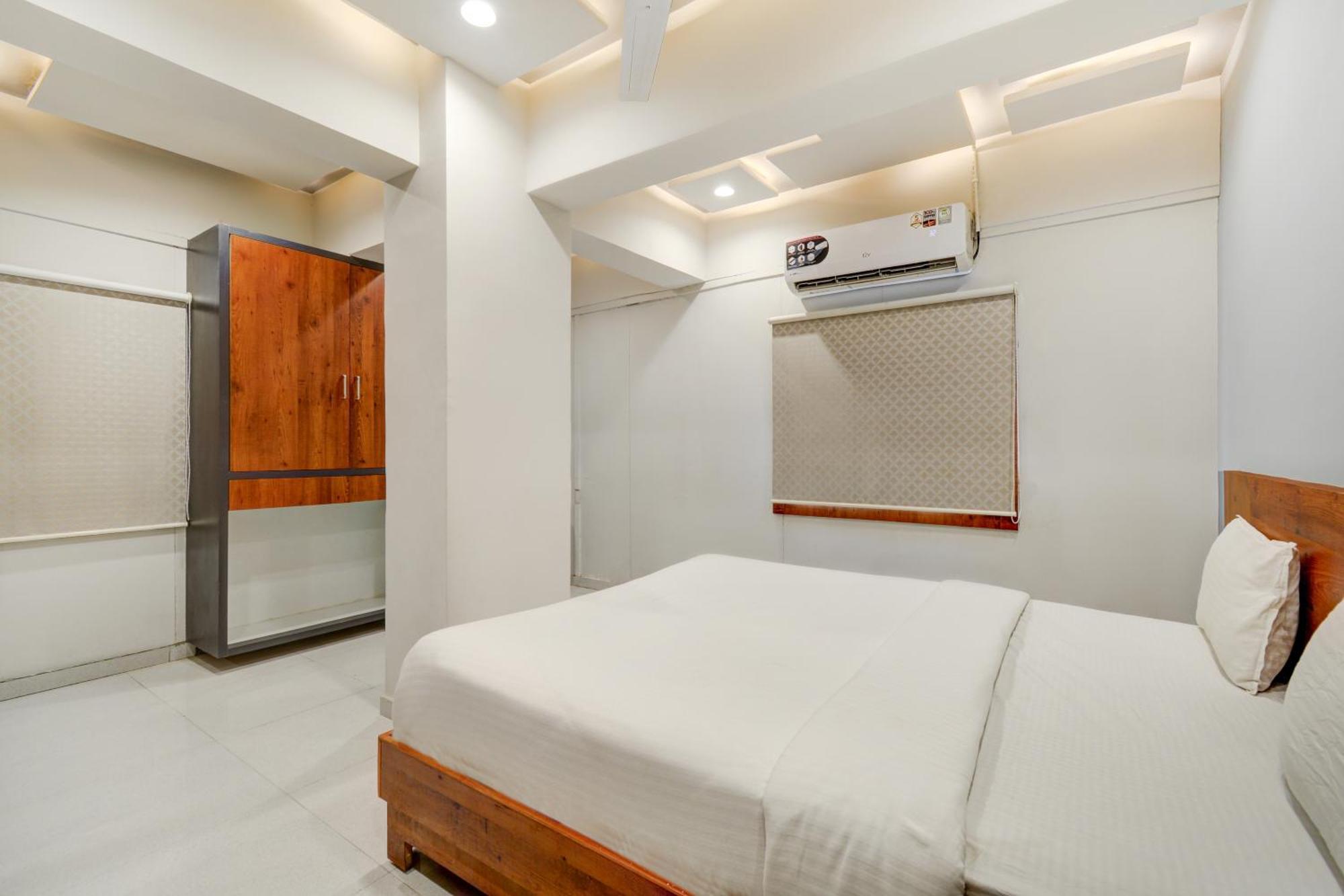 Hotel Desert Inn Tharad Ngoại thất bức ảnh