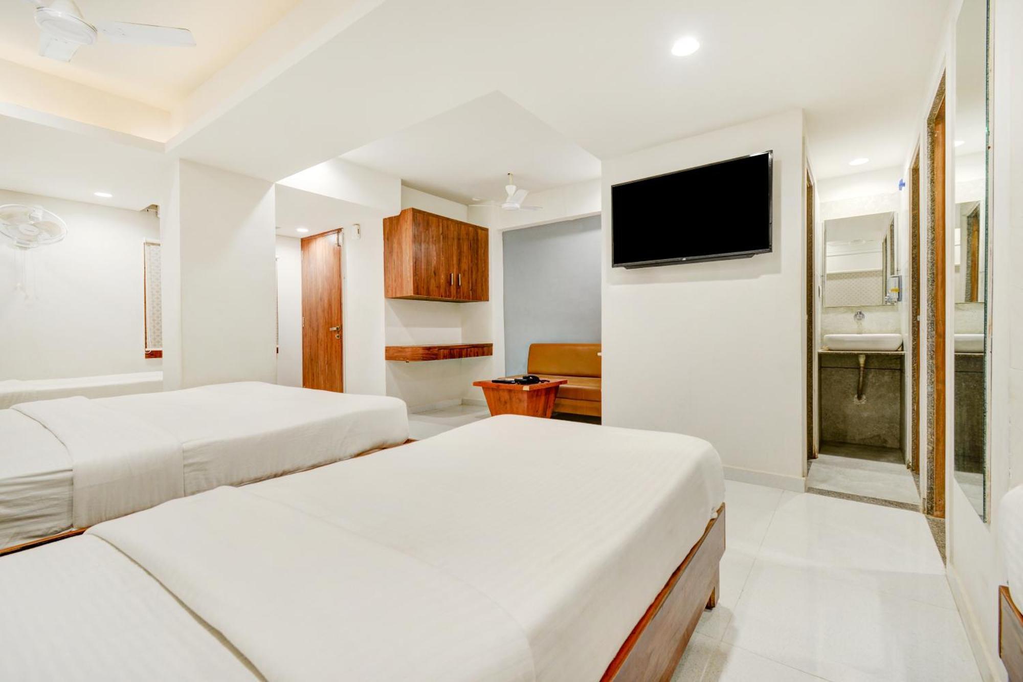 Hotel Desert Inn Tharad Ngoại thất bức ảnh