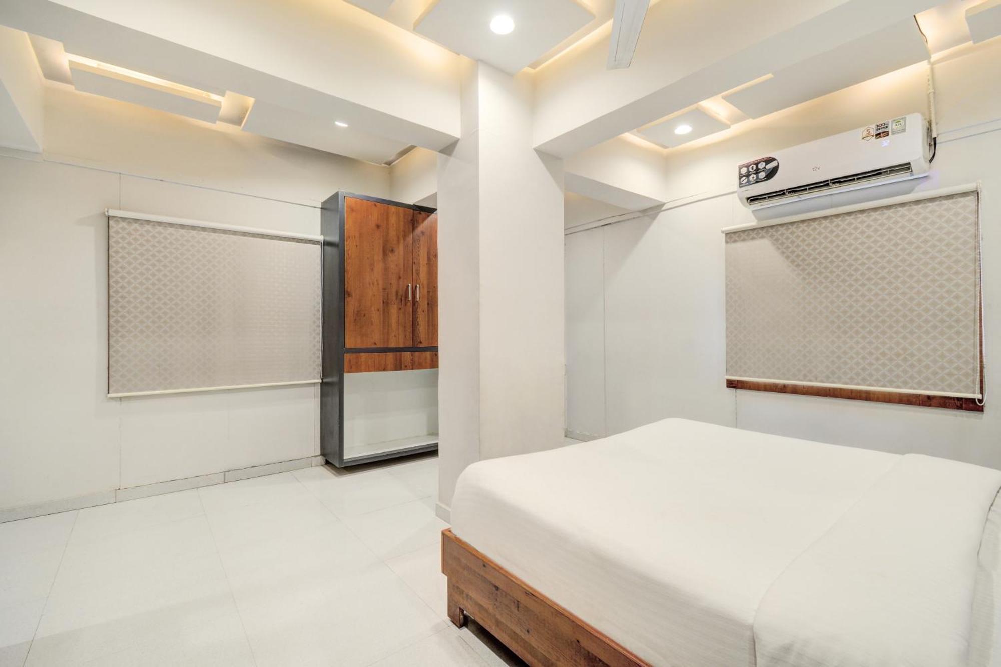 Hotel Desert Inn Tharad Ngoại thất bức ảnh