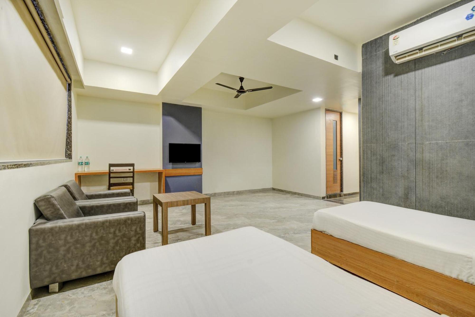 Hotel Desert Inn Tharad Ngoại thất bức ảnh