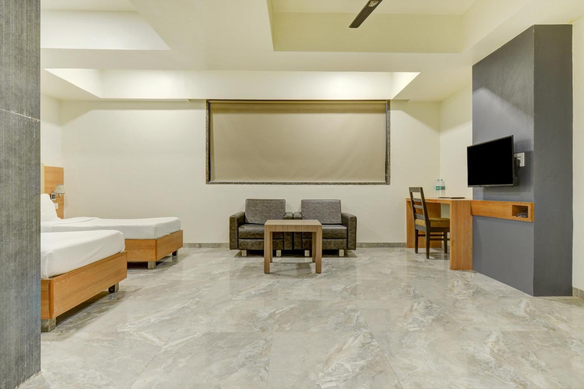 Hotel Desert Inn Tharad Ngoại thất bức ảnh