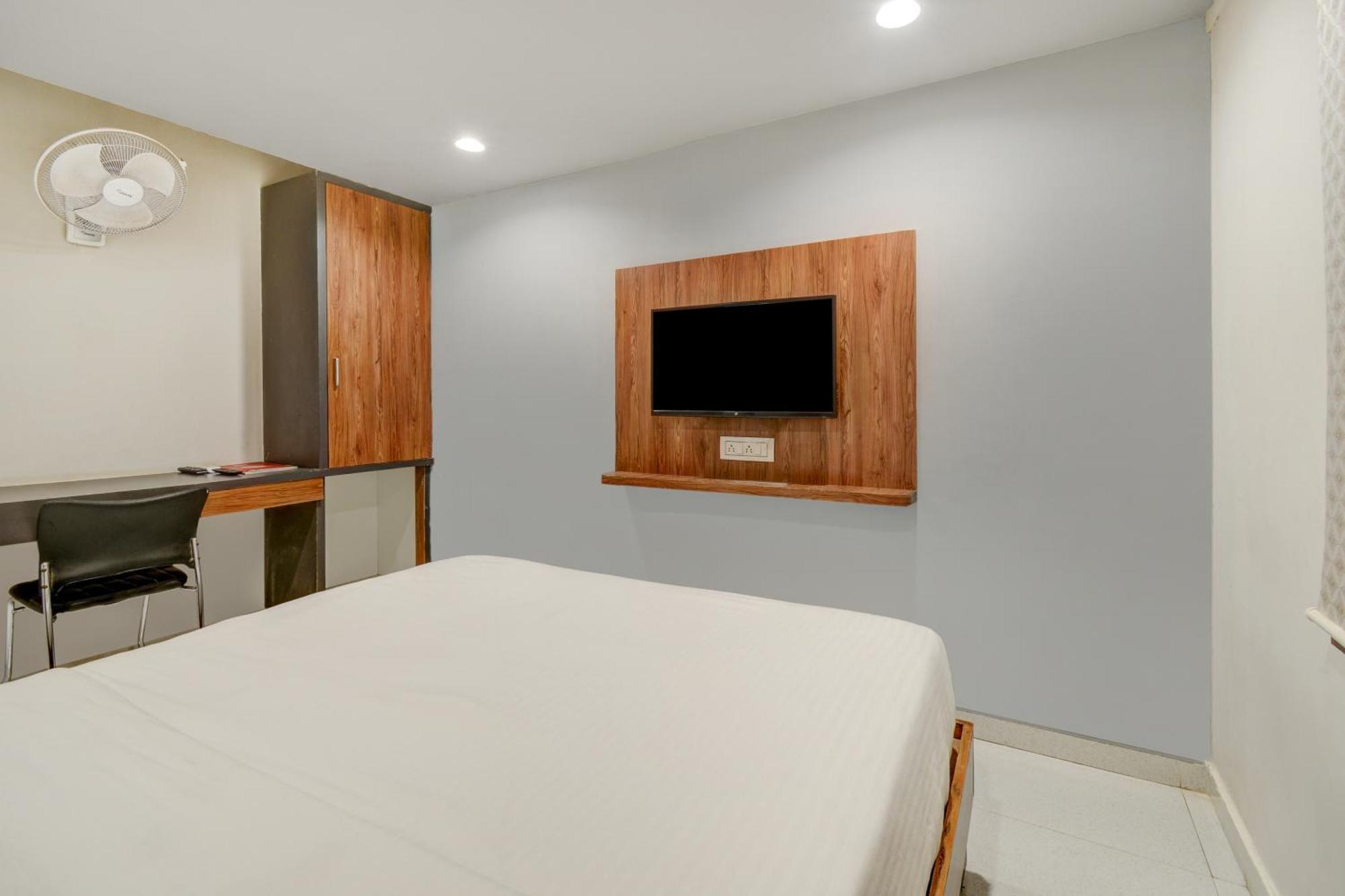 Hotel Desert Inn Tharad Ngoại thất bức ảnh