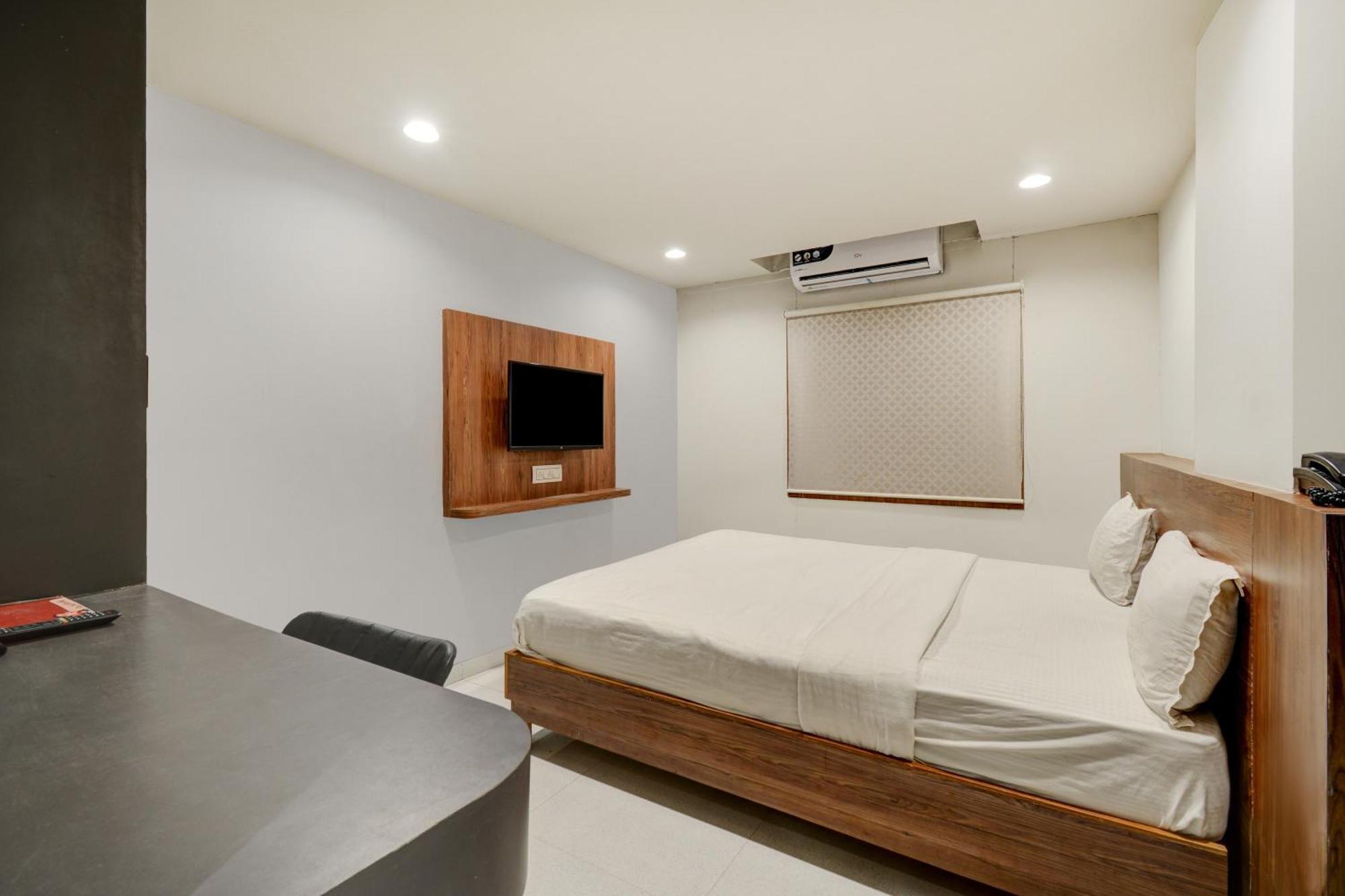 Hotel Desert Inn Tharad Ngoại thất bức ảnh